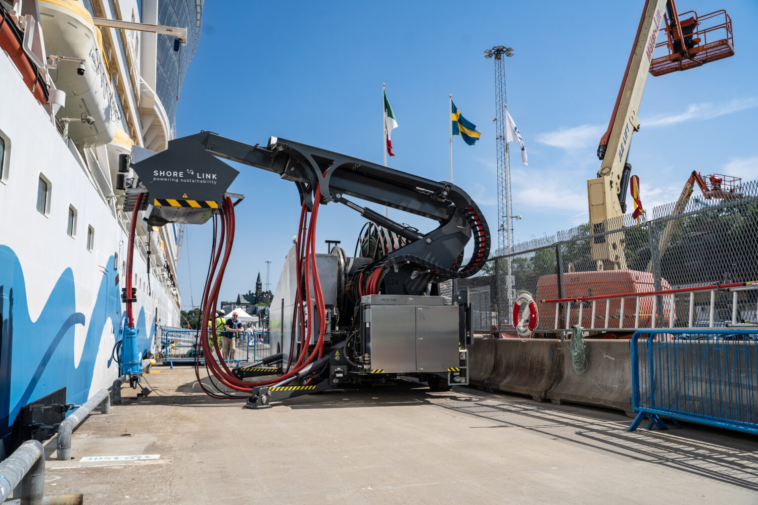 ストックホルム港、初の陸電供給で接続試験